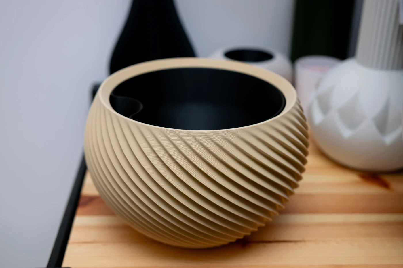 Текстурований сферичний горщик SFERA Planters із невеликою зеленою рослиною