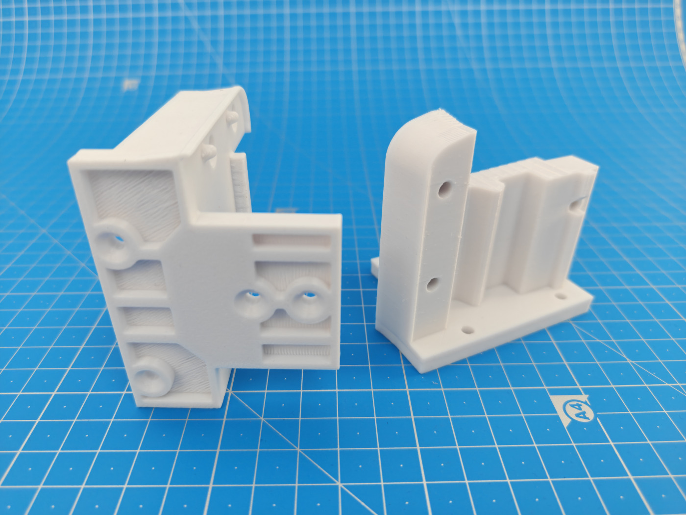 FDM 3D друк кількох технічних деталей з чорного пластику одночасно